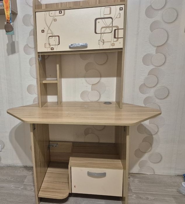 Стол ученический , светлый, вместительный