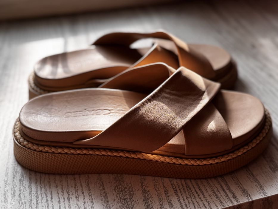 Продам кожаные сандалии