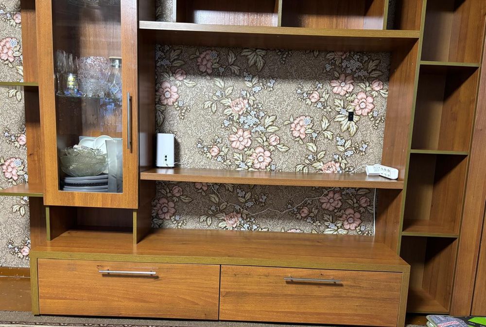 Продам горку для гостиной