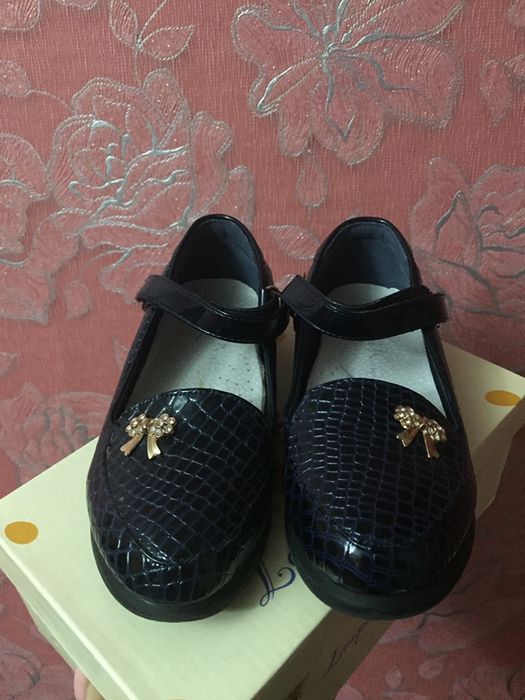 Продам школьные туфли для девочек