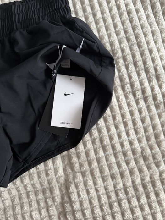 Pantaloni scurti Nike marimea S, noi