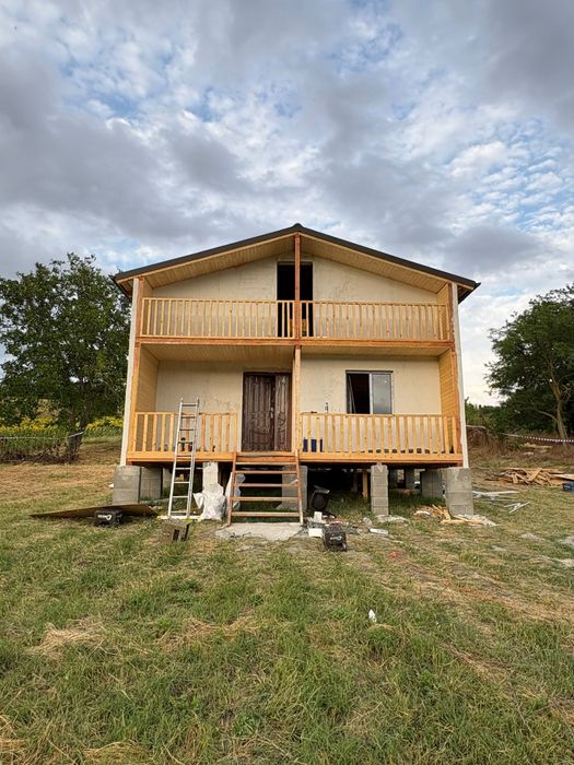 Vand cabane din lemn 90mp la cheie