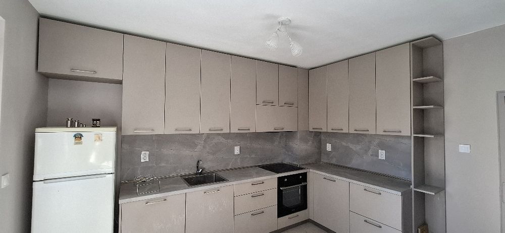 Дава се под наем Многостаен апартамент в Пловдив, Младежки Хълм - 200 кв.м за 816 € - Снимка #1