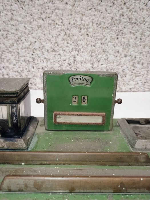 Мастилница с календар