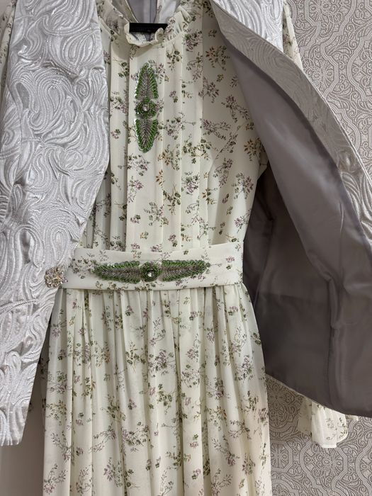 Продам платье с  кажекей  новое