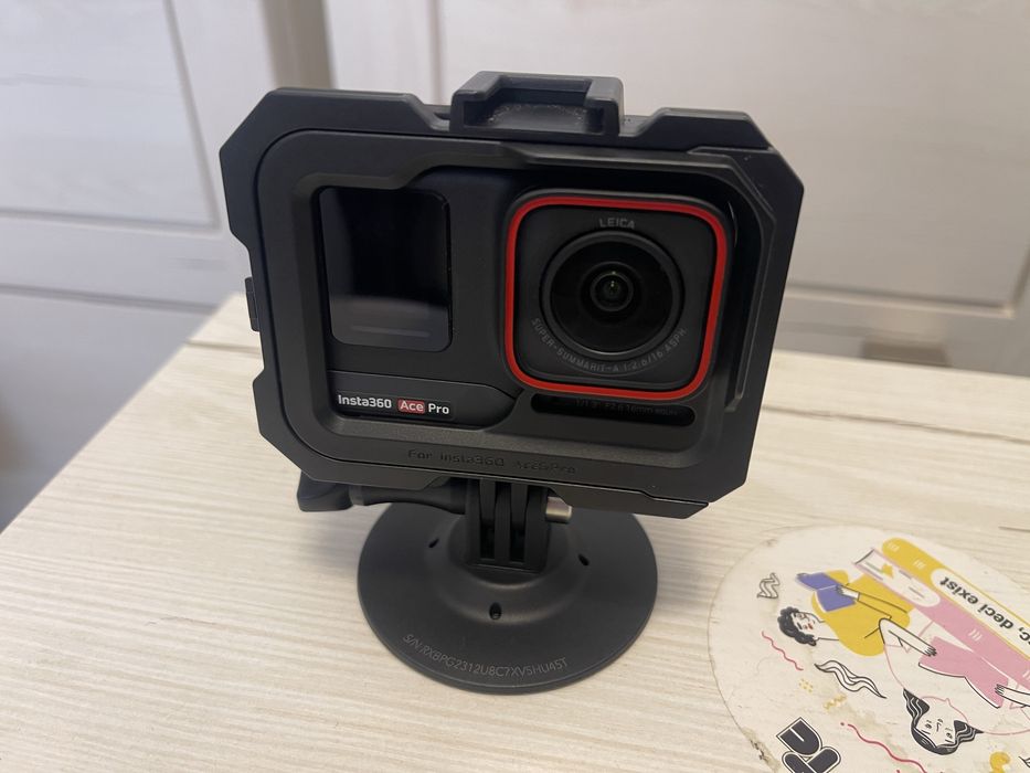 Insta360 - Ace Pro, 8K , camera actiune + accesorii , prindere casca  si 3 acumulatori  noi  + SD 64  : Bucuresti