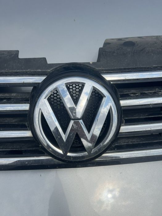 Решетка Предна броня VW Pasat 2011г Фолксваген с забележка