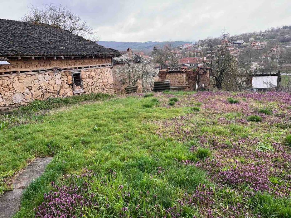 Къща с просторен двор за продажба в с. Средногорово