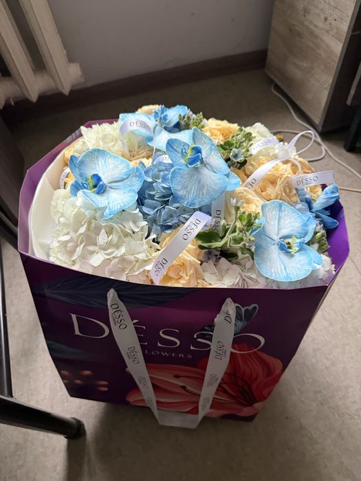Роскошный авторский букет Desso Flowers – голубые орхидеи и розы