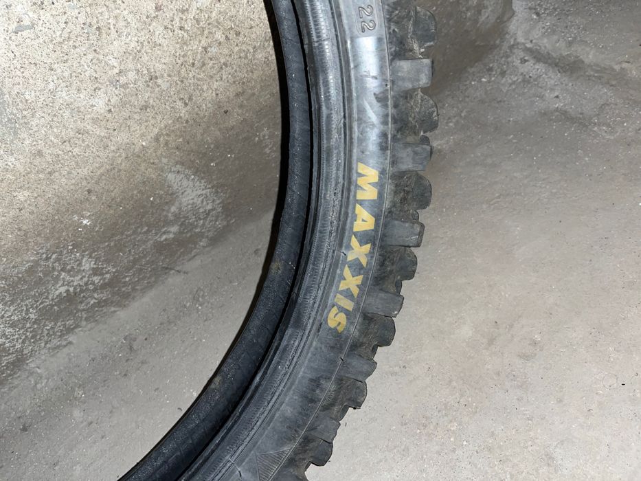 СПЕШНО гума за мотор (предна)