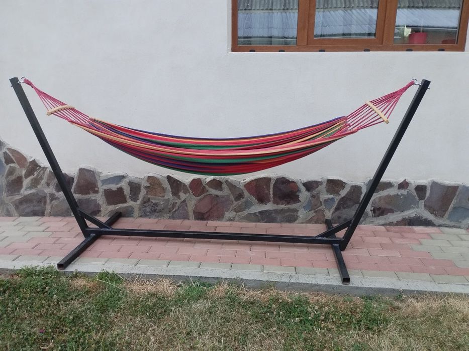 Hamac cu suport metalic.
