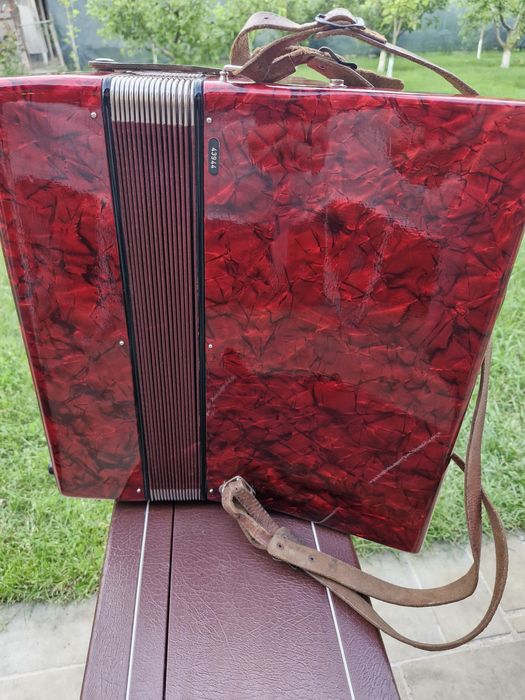 Acordeon  gernan în stare excelenta  cu 72 basi rosu