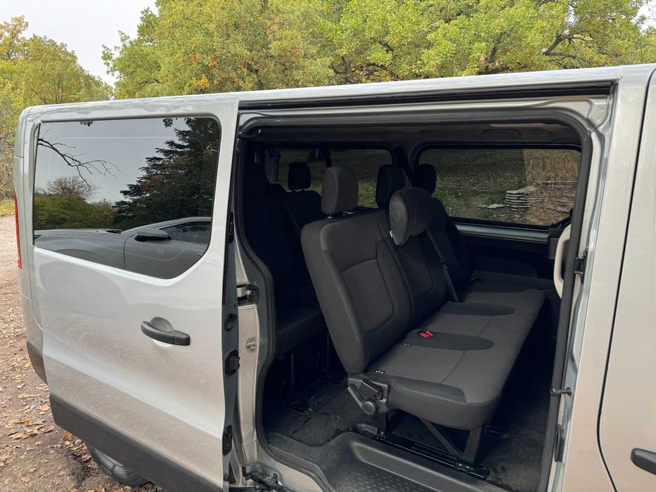 Отдавам пътнически бус Renault Trafic под наем