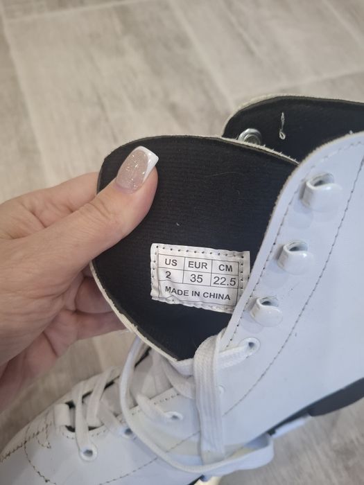 Продам коньки белые