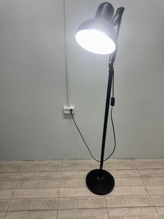 Маникюрный столик, напольные лампы