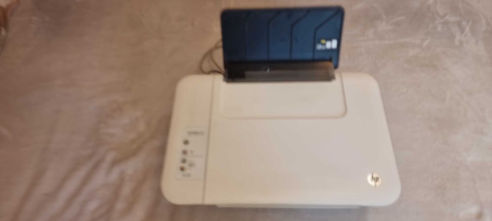 мастиленоструйно многофункционално устройство (принтер, скенер и копир) HP Deskjet 1510 All-in-One.