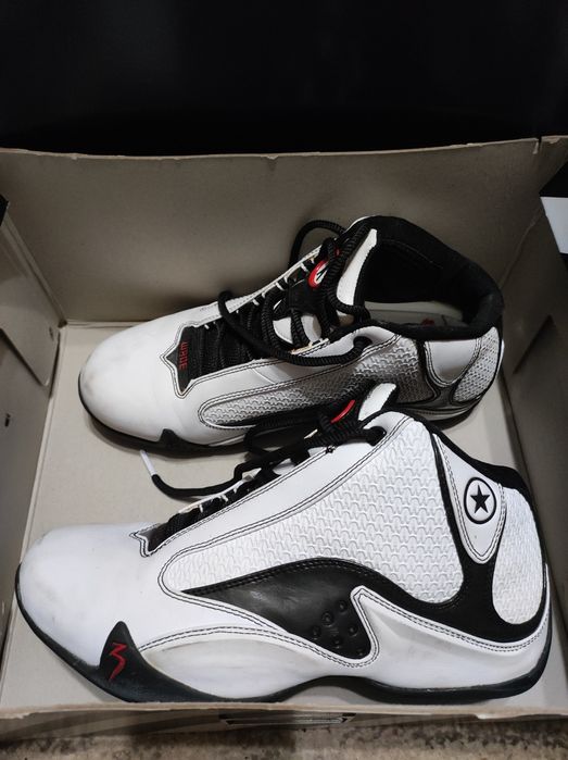 Vând adidași converse