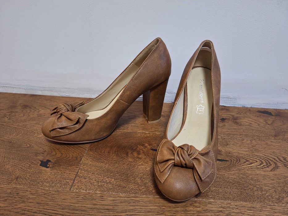 Нови бежови oфис обувки