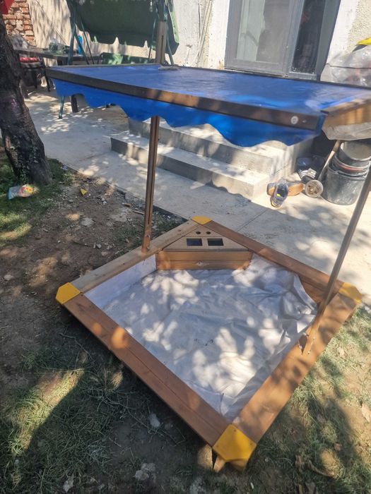 Lada de nisip cu acoperis pt copii, podea de blane, stare f buna