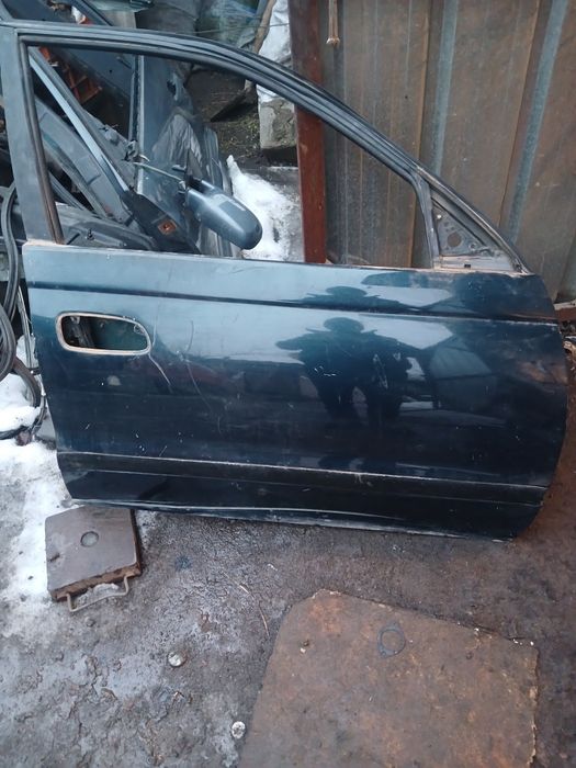 Дверь Тоета Карина Е седан правая передняя
