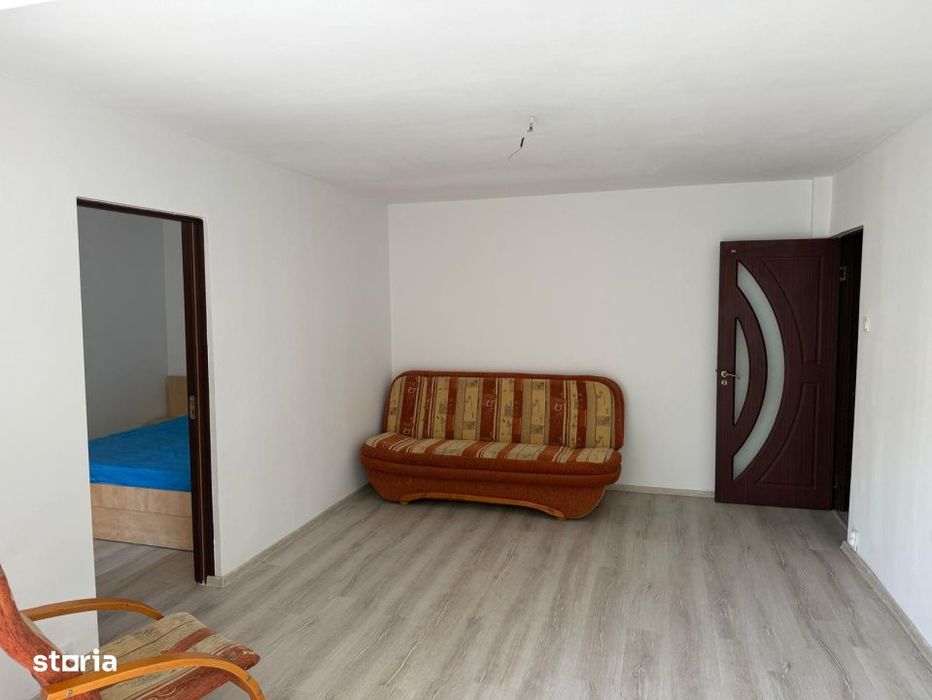 Apartament 3 camere, 49 mp, renovat recent centrala proprie, zona Crai