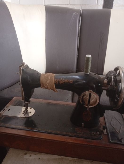 Срочно продаю швейную машинку