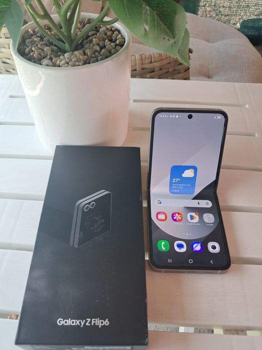 Продавам телефон Самсунг Галакси Z flip 6/ 512 /GB