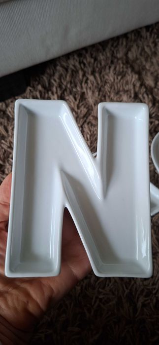 Farfurioare ceramica de servit aperitive in forma cuvantului Snack