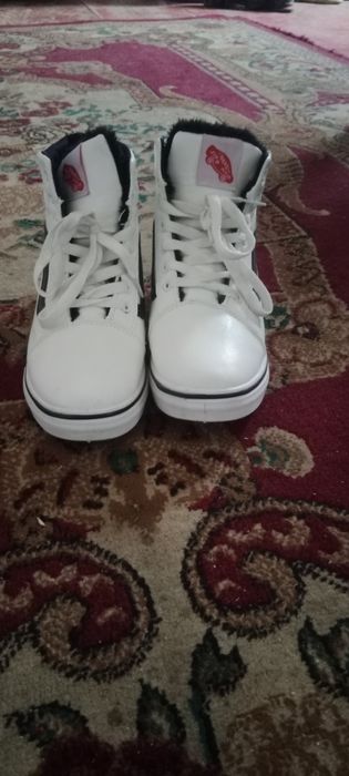 Продам кроссовки новые