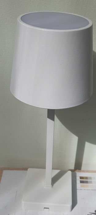 Настолна / нощнаLED лампа с тристепенно димиране
- За 5 €вро