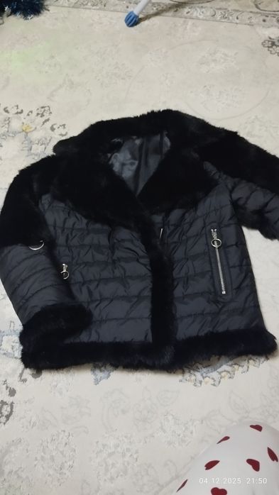 Продаю женскую куртку .