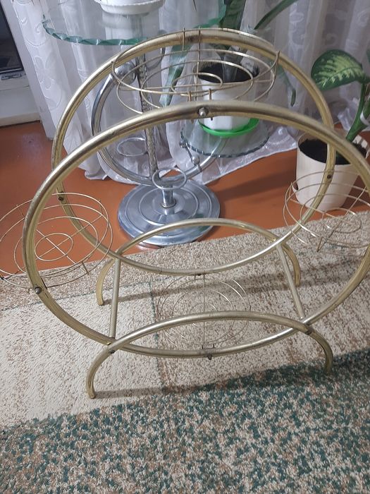 цветочная стойка на четыре горшка.