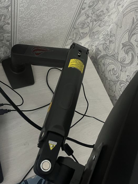Монитор 120 Гц с кронштейном
