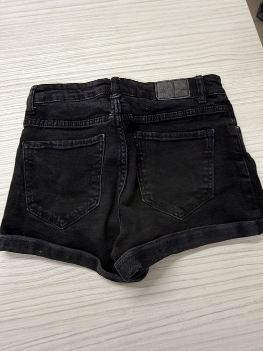 Pantaloni scurti Bershka marimea 36/S
