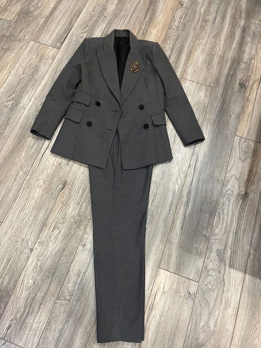 Дамски сив костюм