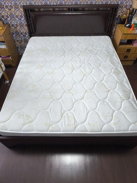 Кровать с матрасом двухспальная.