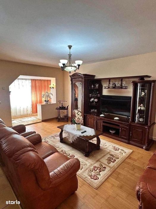 De vanzare apartament cu 3 camere si balcon, mobilat, etaj intermediar