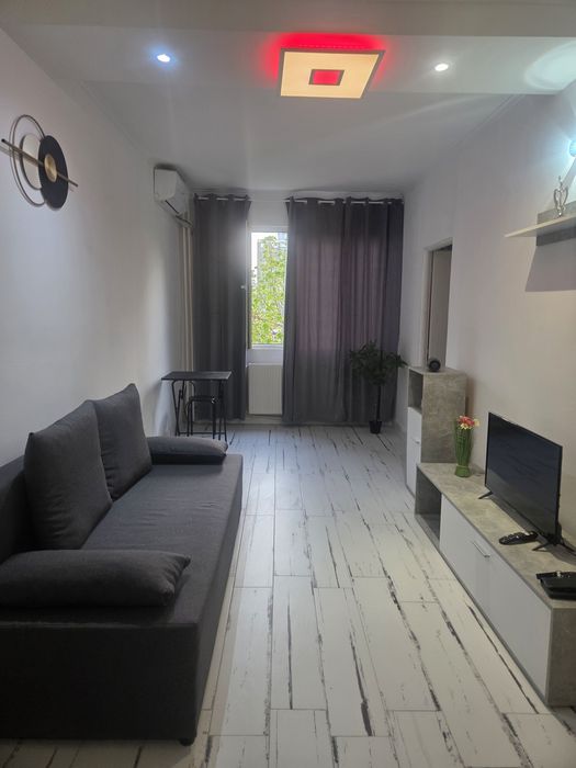 Închiriez in regim hotelier, garsonieră, amenajat modern,.