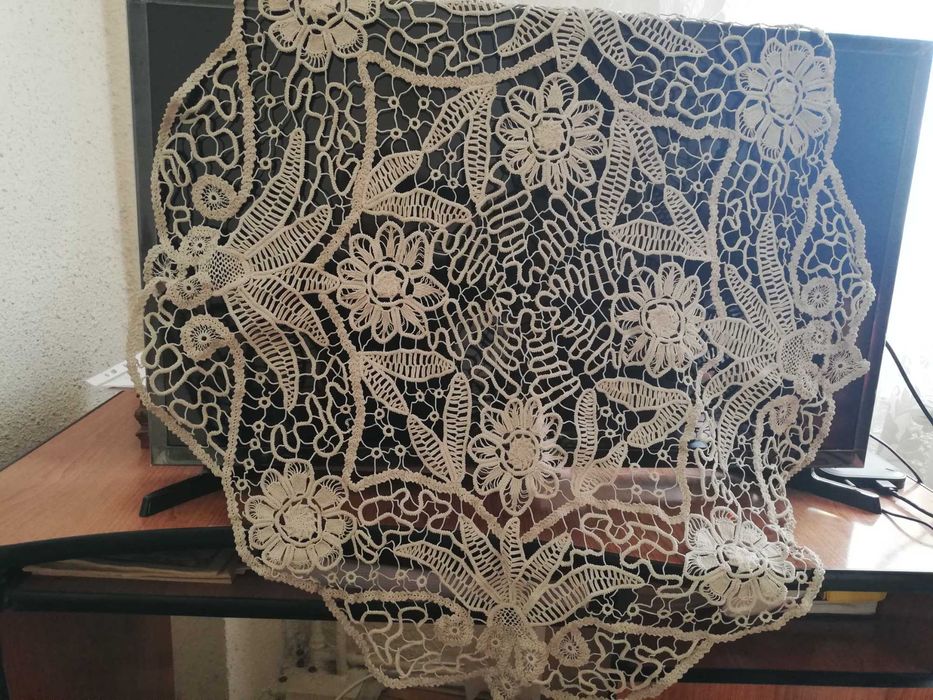 Vând macrame lucrate manual pe pânză 8 buc din care  3 f mari și 8 mij