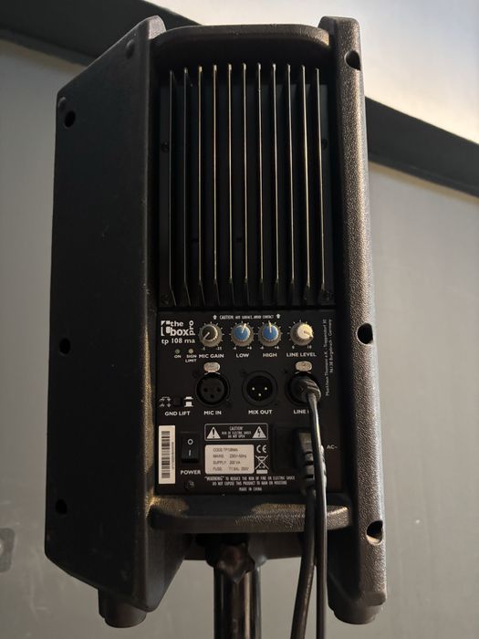 Vind  mixer Makie ,modelCFX 16 canale cu boxe si subwoofer