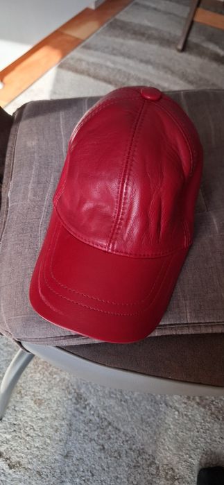 Șapcă de damă culoarea roșie