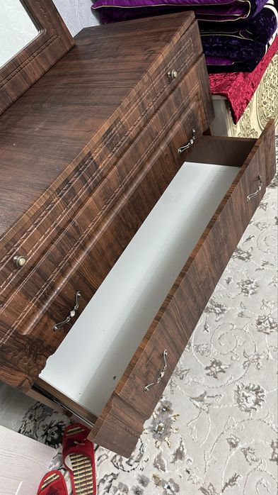 Продам комод с зеркалом.