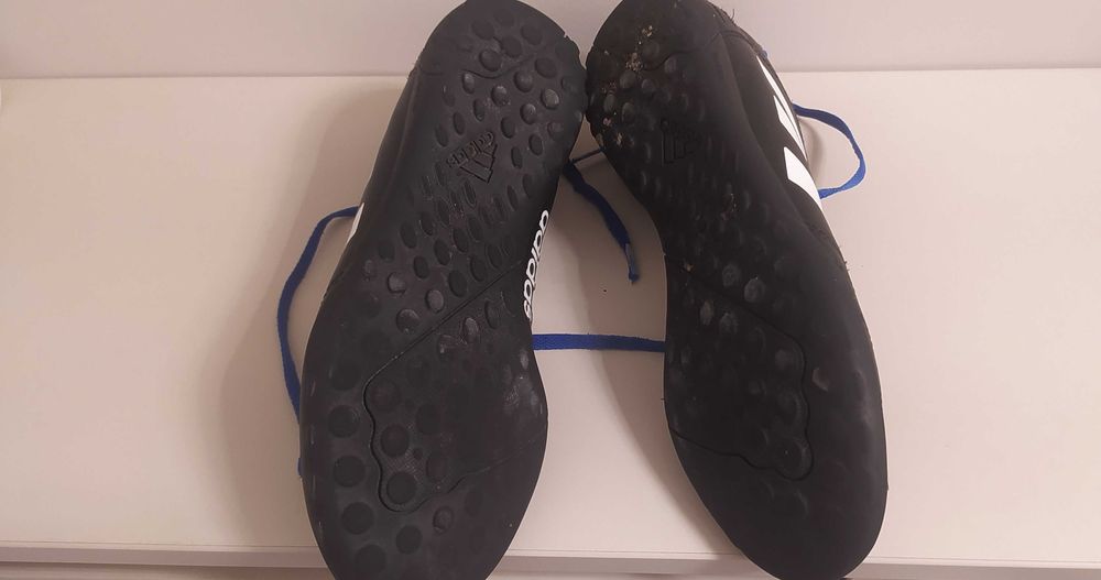 Продавам футболни стоножки Adidas- номер 38