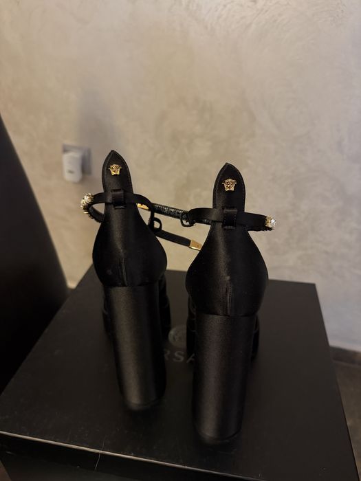 Черни Versace токчета