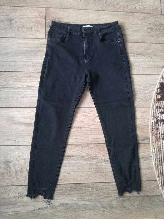 Продавам чисто нови модернистични-черни дънки MIMIDAVE със разкъсани