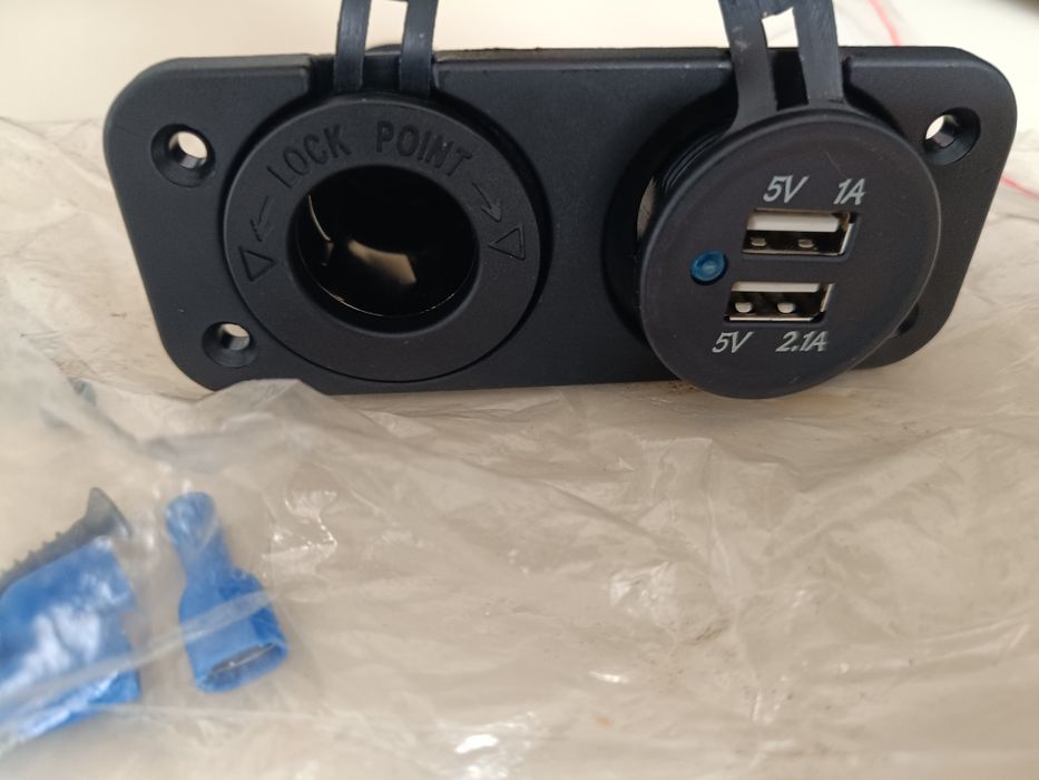 Зарядно за кола Tovbmup, гнездо за запалка 12V, двоен USB 2.1A/1A, чер