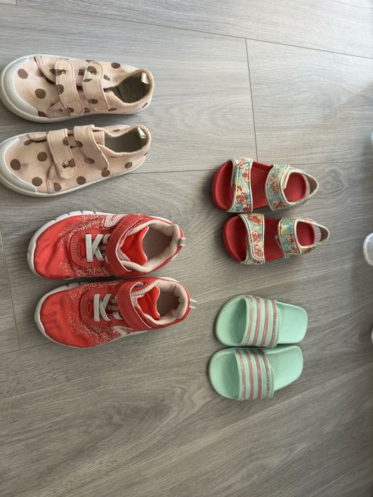 Lot papuci nr. 25 pr fete