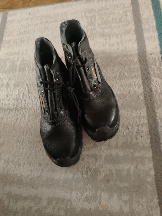 Продаю спец. Ботинок размер 43