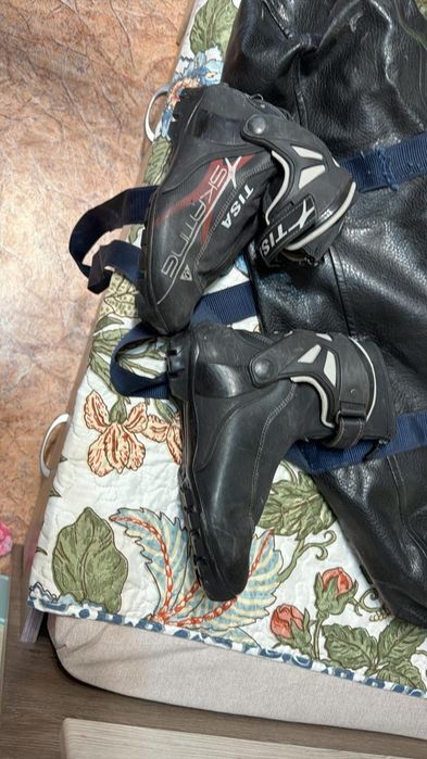 Продам лыжи ролеры и ботинки