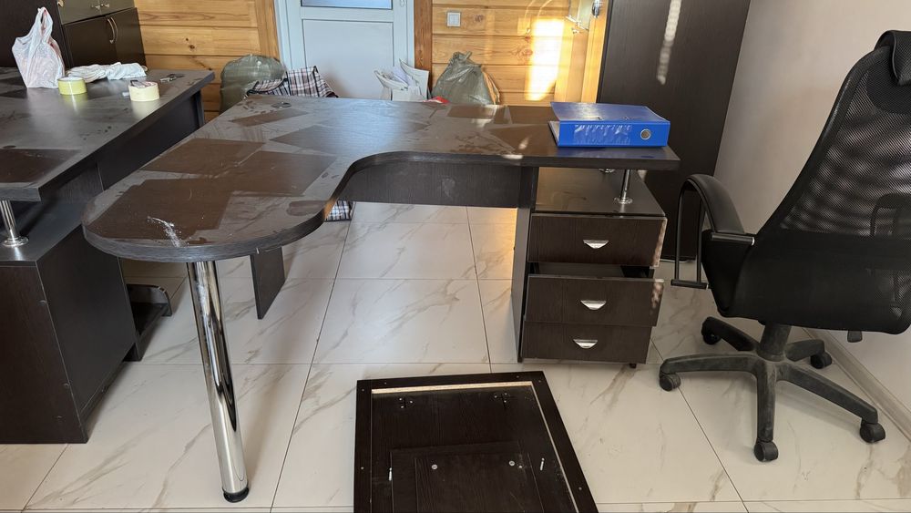 Мебель офисная продам в хор сост